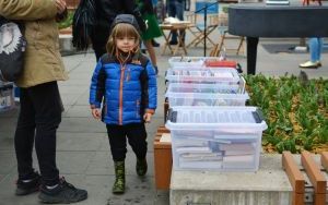 Czytali fragmenty książek, czyli happening na Placu Kwiatowym w Katowicach (3)