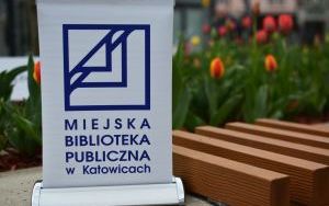 Czytali fragmenty książek, czyli happening na Placu Kwiatowym w Katowicach (1)