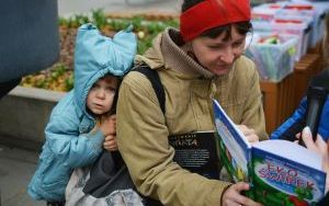 Czytali fragmenty książek, czyli happening na Placu Kwiatowym w Katowicach (2)