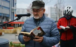 Czytali fragmenty książek, czyli happening na Placu Kwiatowym w Katowicach (9)