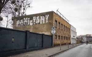 Mural przy budynku Śląskiego Centrum Wolności i Solidarności i Izby Pamięci kopalni Wujek w katowickim Brynowie (1)