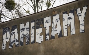 Mural przy budynku Śląskiego Centrum Wolności i Solidarności i Izby Pamięci kopalni Wujek w katowickim Brynowie (2)