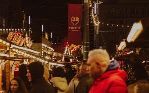 Klimatyczne zdjęcia Jarmarku Bożonarodzeniowego w Katowicach (1)