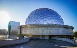 Nowoczesne urządzenia obserwacyjne, teleskop optyczny oraz radioteleskop w Planetarium Śląskim (3)