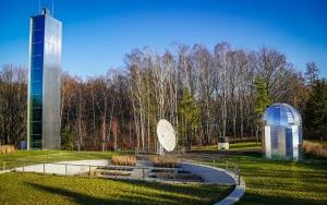 Nowoczesne urządzenia obserwacyjne, teleskop optyczny oraz radioteleskop w Planetarium Śląskim (4)
