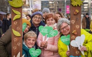 Wielkie zielone serce na katowickim rynku. Inauguracja Koalicji Śląskie Kwitnące (2)