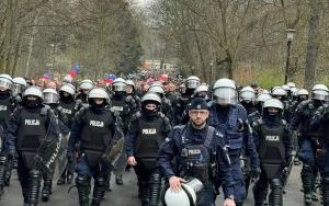 Policjanci czuwali nad bezpieczeństwem w czasie meczu derbowego w Chorzowie (11)