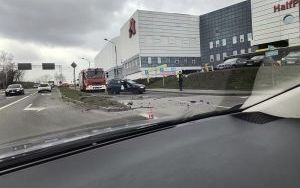 Wypadek na ulicy Pułaskiego w Katowicach obok CH 3 Stawy [22.03.2024] (5)