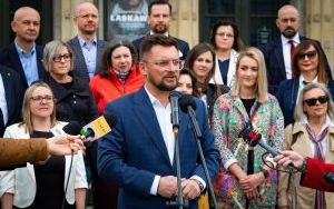 Podsumowanie kampanii wyborczej Forum Samorządowego i Marcin Krupa na rynku w Katowicach (1)