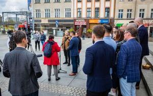 Podsumowanie kampanii wyborczej Forum Samorządowego i Marcin Krupa na rynku w Katowicach (6)
