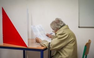 Wybory samorządowe w Katowicach. Głosowanie na os. Tysiąclecia w Zespole Szkół nr 3 (4)