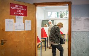 Wybory samorządowe w Katowicach. Głosowanie na os. Tysiąclecia w Zespole Szkół nr 3 (7)