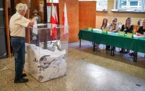 Wybory samorządowe w Katowicach. Głosowanie na os. Tysiąclecia w Zespole Szkół nr 3 (11)
