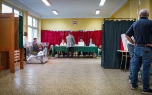 Wybory samorządowe w Katowicach. Głosowanie na os. Tysiąclecia w Zespole Szkół nr 3 (16)