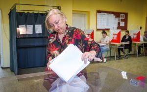 Wybory samorządowe w Katowicach. Głosowanie na os. Tysiąclecia w Zespole Szkół nr 3 (1)
