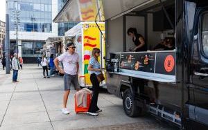 Food trucki na rynku w Katowicach - Street Food Polska Katowice (kwiecień 2024) (18)