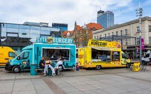 Food trucki na rynku w Katowicach - Street Food Polska Katowice (kwiecień 2024) (19)