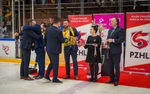 Ceremonia wręczenia medali po meczu GKS Katowice - Re-Plast Unia Oświęcim (4)