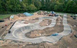 Budowa pumptracka w Dolinie Trzech Stawów dobiega końca [Kwiecień 2024] (3)