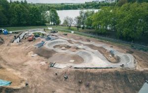 Budowa pumptracka w Dolinie Trzech Stawów dobiega końca [Kwiecień 2024] (4)