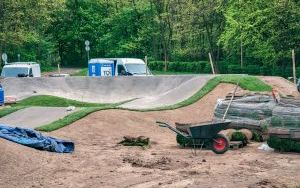 Budowa pumptracka w Dolinie Trzech Stawów dobiega końca [Kwiecień 2024] (5)