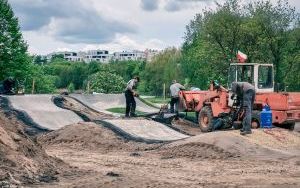 Budowa pumptracka w Dolinie Trzech Stawów dobiega końca [Kwiecień 2024] (7)