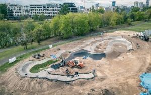 Budowa pumptracka w Dolinie Trzech Stawów dobiega końca [Kwiecień 2024] (9)