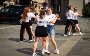 Studenci AWF Katowice zatańczyli cha-chę przed Teatrem Śląskim (3)