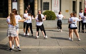 Studenci AWF Katowice zatańczyli cha-chę przed Teatrem Śląskim (5)