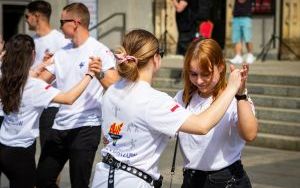 Studenci AWF Katowice zatańczyli cha-chę przed Teatrem Śląskim (6)