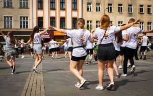 Studenci AWF Katowice zatańczyli cha-chę przed Teatrem Śląskim (7)