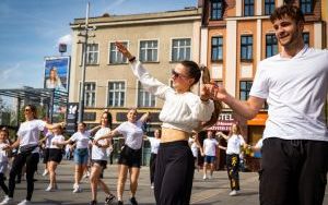 Studenci AWF Katowice zatańczyli cha-chę przed Teatrem Śląskim (10)
