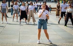 Studenci AWF Katowice zatańczyli cha-chę przed Teatrem Śląskim (11)