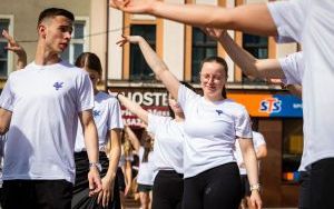 Studenci AWF Katowice zatańczyli cha-chę przed Teatrem Śląskim (15)