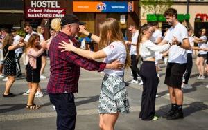 Studenci AWF Katowice zatańczyli cha-chę przed Teatrem Śląskim (2)