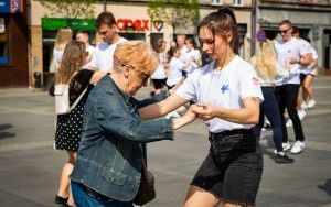 Studenci AWF Katowice zatańczyli cha-chę przed Teatrem Śląskim (6)