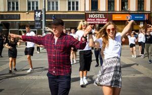 Studenci AWF Katowice zatańczyli cha-chę przed Teatrem Śląskim (8)