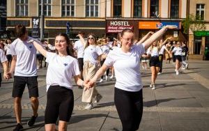 Studenci AWF Katowice zatańczyli cha-chę przed Teatrem Śląskim (10)