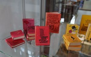 Wystawa miniaturowych książek w Bibliotece SUM (11)