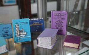 Wystawa miniaturowych książek w Bibliotece SUM (13)