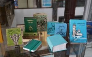 Wystawa miniaturowych książek w Bibliotece SUM (14)