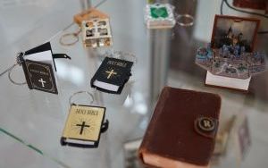 Wystawa miniaturowych książek w Bibliotece SUM (20)