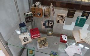 Wystawa miniaturowych książek w Bibliotece SUM (2)