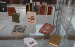 Wystawa miniaturowych książek w Bibliotece SUM (3)