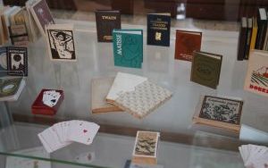 Wystawa miniaturowych książek w Bibliotece SUM (4)