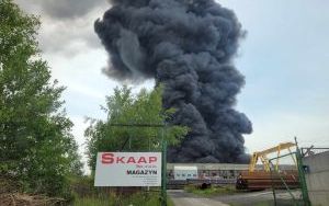 Pożar składowiska odpadów w Siemianowicach Śląskich - kłęby dymu nad miastami