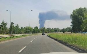 Pożar składowiska odpadów w Siemianowicach Śląskich - kłęby dymu nad miastami (3)