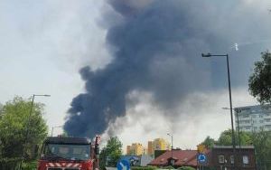 Pożar składowiska odpadów w Siemianowicach Śląskich - kłęby dymu nad miastami (1)