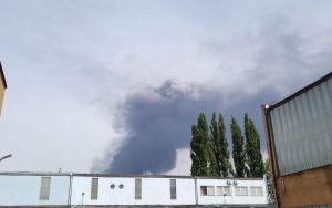 Pożar składowiska odpadów w Siemianowicach Śląskich - kłęby dymu nad miastami
