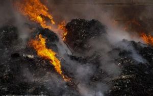 Walka z ogniem strażaków na składowisku odpadów w Siemianowicach Śląskich (8)